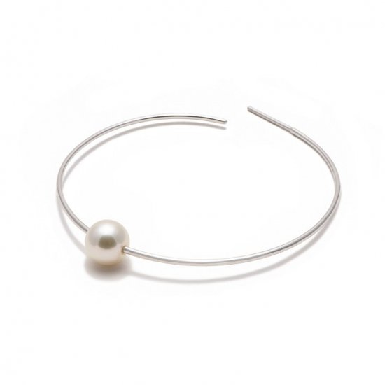 karma large pierced earring / pearl