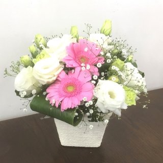 ピンクと白いお花のアレンジメント