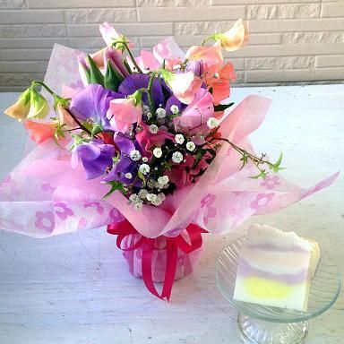 そのまま飾れる 春の花のスタンディングブーケとハンドメイドディッシュソープ 花やあきつフルール 伊豆修善寺 オリジナルアレンジメント Hanaya Akitsu Fleur