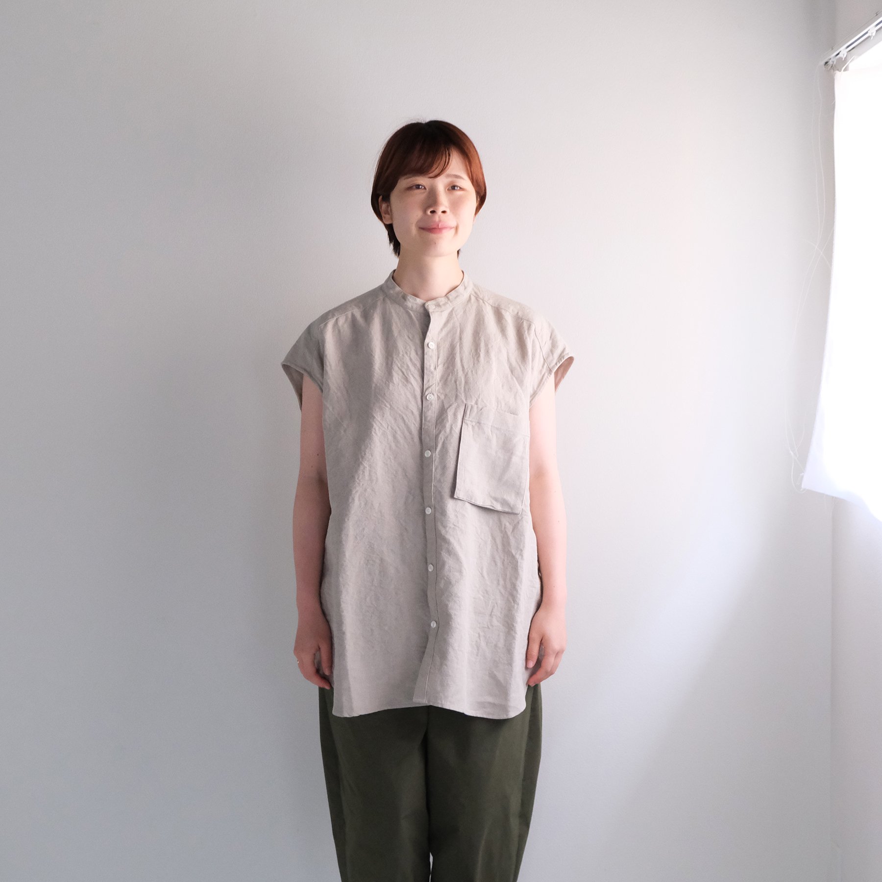 UNIVERSAL TISSU　オリジナルフレンチリネン　スリーブレスシャツ（キナリ／クロ）