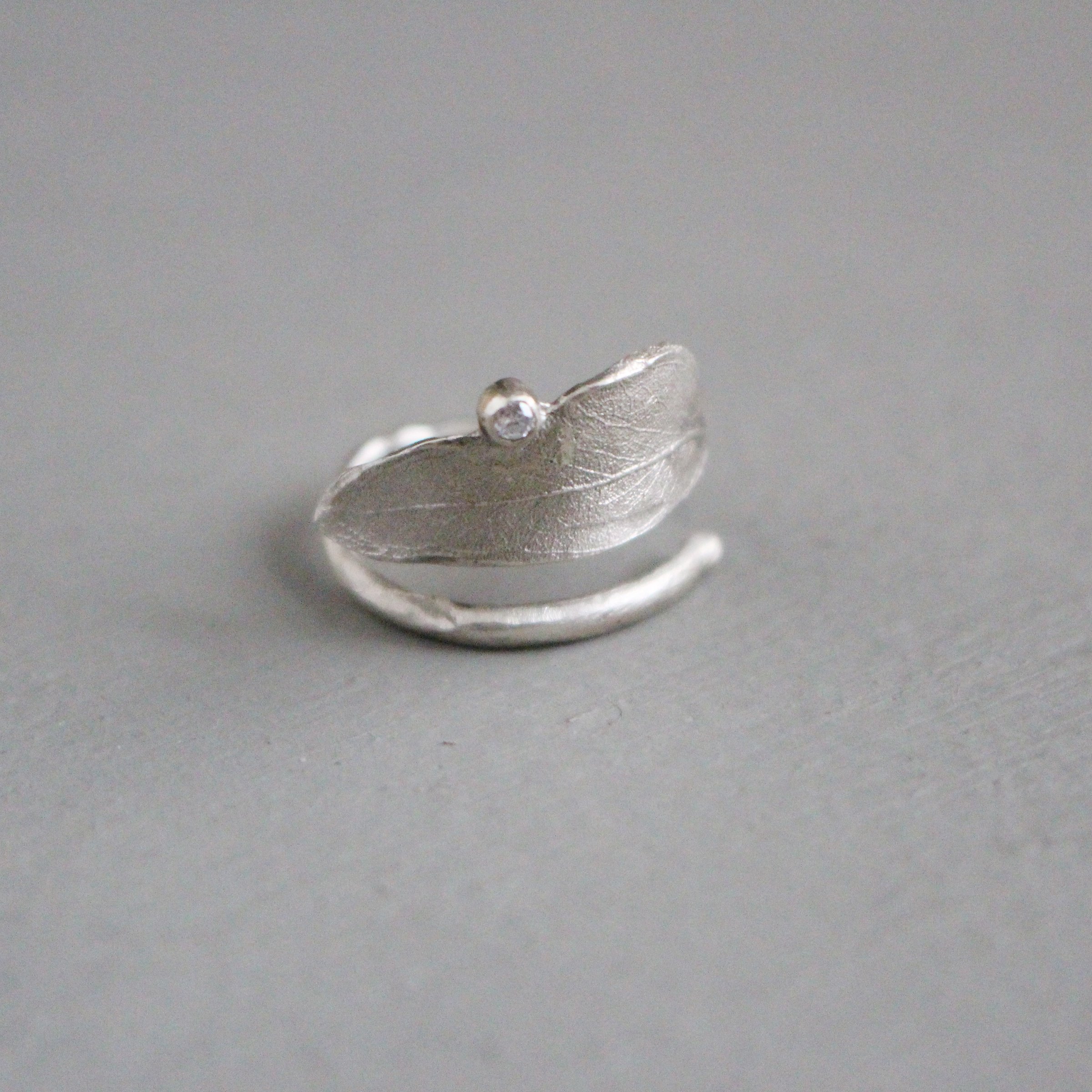 noix / ノワ 　枝付き葉っぱのリング  銀 ダイヤモンド（５１）