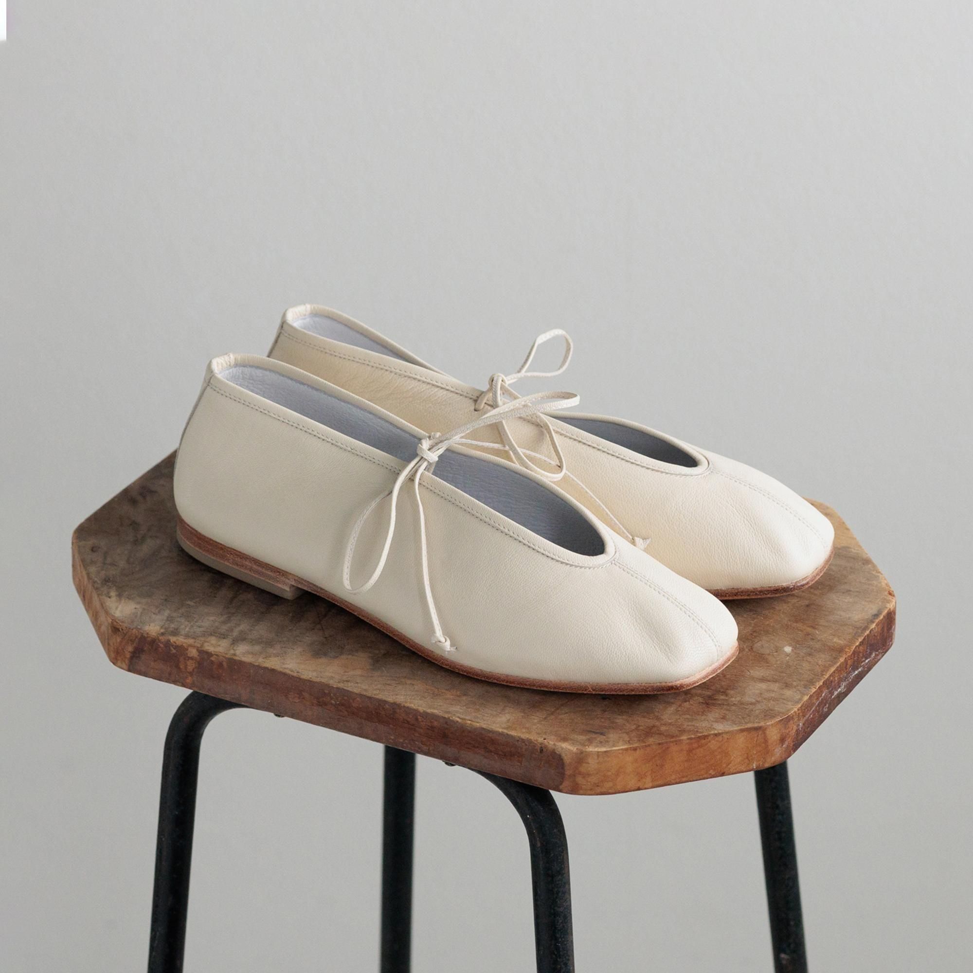 【美品】SUI スイ レースアップ バレエシューズ 23.5㎝ シルバー 美品】SUI スイ レースアップ バレエシューズ 23.5㎝ シルバー