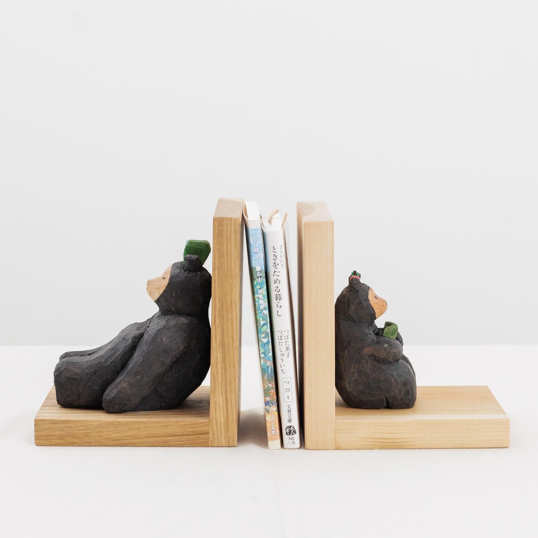 天然石　ソーダライト　カービング　本読むクマちゃん　No.979 天然石 ソーダライト カービング 本読むクマちゃん No.979