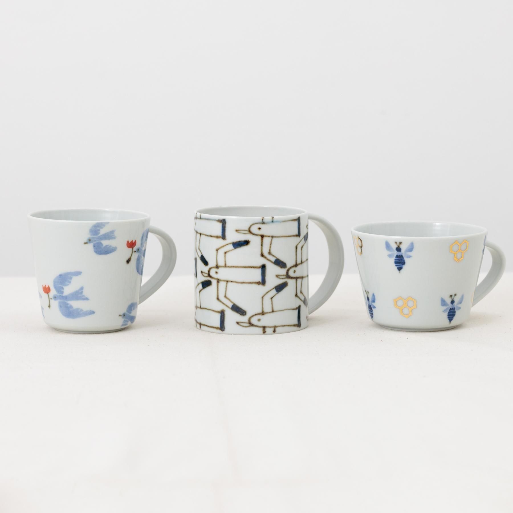 伝統的なデザインのマグカップ4個と海外アート小物セット 伝統的なデザインのマグカップ4個と海外アート小物セット