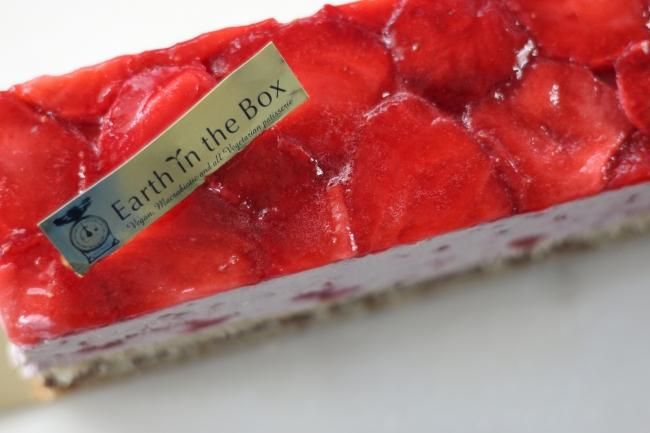 沖縄県宜野座村 無農薬いちごのケーキ ヘーゼルナッツとオーガニックチョコレート オーガニック ヴィーガン グルテンフリースイーツ Earth In The Box 沖縄県宜野座村 無農薬いちごのケーキ ヘーゼルナッツとオーガニックチョコレート オーガニック ヴィーガン グルテンフリースイーツ Earth In The Box