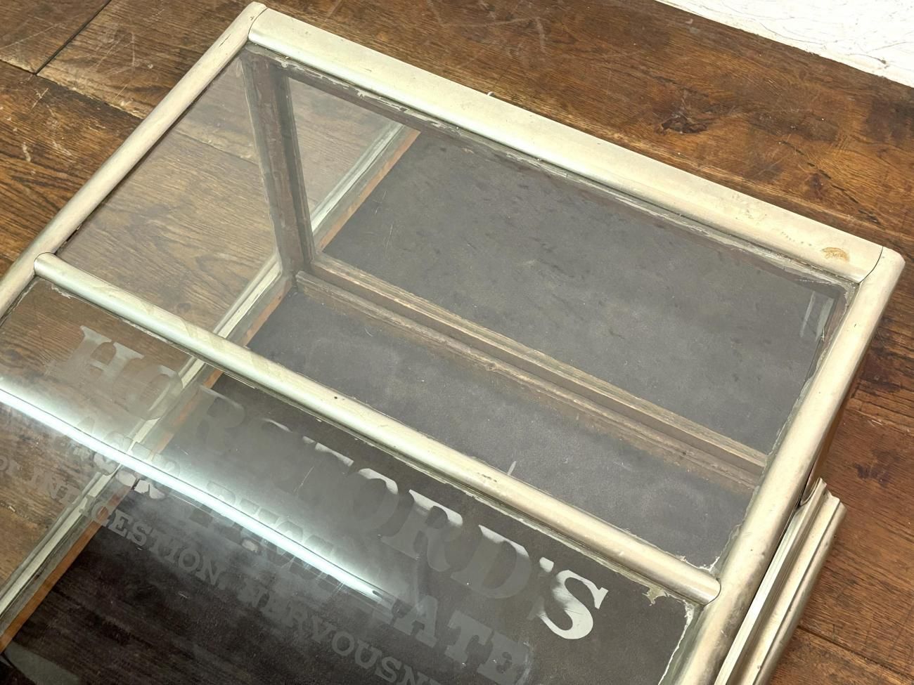 ショーケース　アンティーク ミラーで奥行きのあるディスプレイ ショーケース 65085