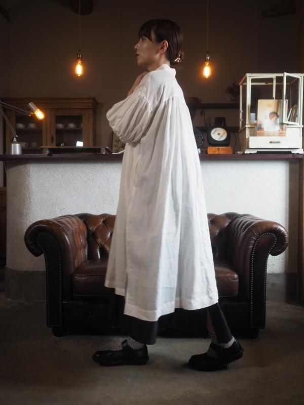 スタンドネックギャザーワンピース五分袖ロングポケット付き リネン