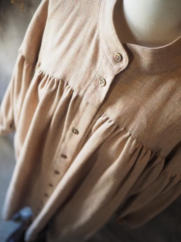 スタンドネックギャザーワンピース長袖ウールミルクセーキ