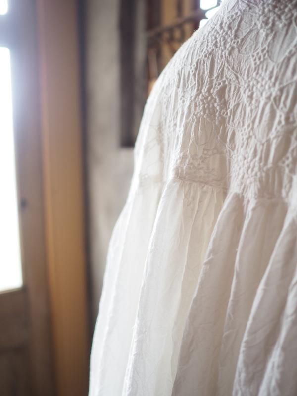 スタンドネックギャザーブラウス長袖刺繍コットンオフホワイト