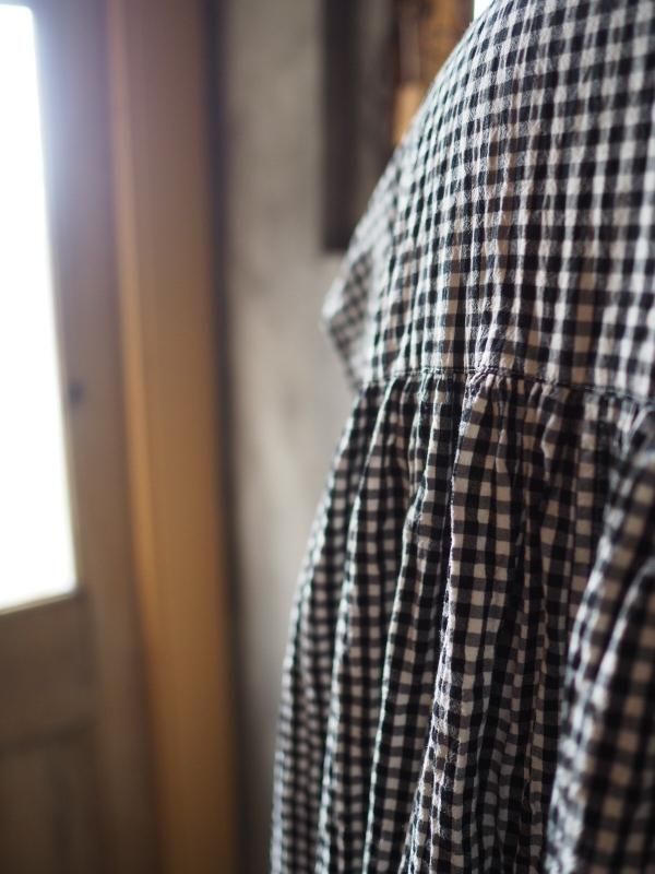 sa-rah スタンドネックギャザー　ワンピース スタンドネックギャザーワンピース フレンチスリーブ肩刺繍