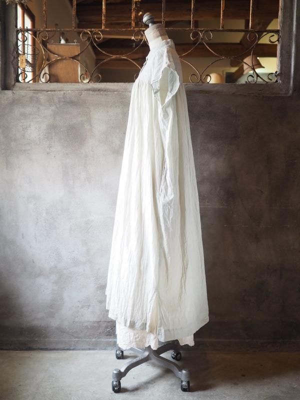 スタンドネックギャザーワンピース フレンチスリーブ肩刺繍