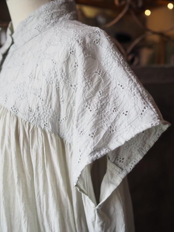 スタンドネックギャザーワンピース フレンチスリーブ肩刺繍