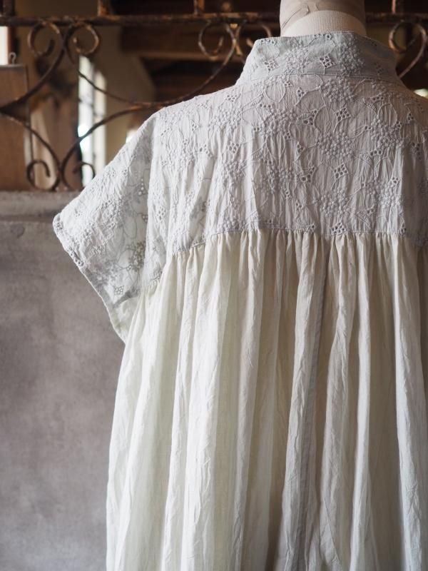 スタンドネックギャザーワンピース フレンチスリーブ肩刺繍