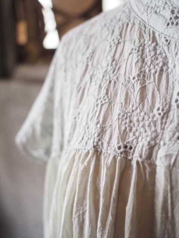 スタンドネックギャザーワンピース フレンチスリーブ肩刺繍