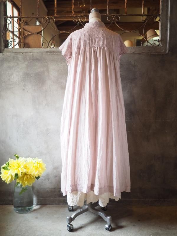 スタンドネックギャザーワンピース フレンチスリーブ肩刺繍