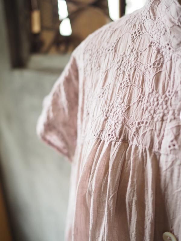 スタンドネックギャザーワンピース フレンチスリーブ肩刺繍