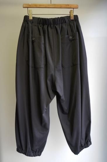 YOHJI YAMAMOTO シワギャバ タブ付きギャザーパンツ(HN-P32-100) YOHJI YAMAMOTO シワギャバ タブ付きギャザーパンツ(HN-P32-100)