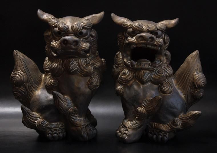 沖縄陶器やちむんの一点物の立ちシーサー【燻し金色】 黒陶黄金 沖縄陶器やちむんの一点物の立ちシーサー【燻し金色】 黒陶黄金