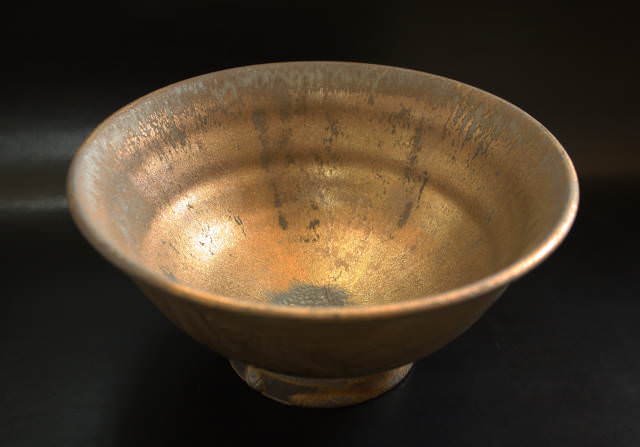 沖縄の金色の陶器やちむん 燻金色 魚紋そば鉢 １