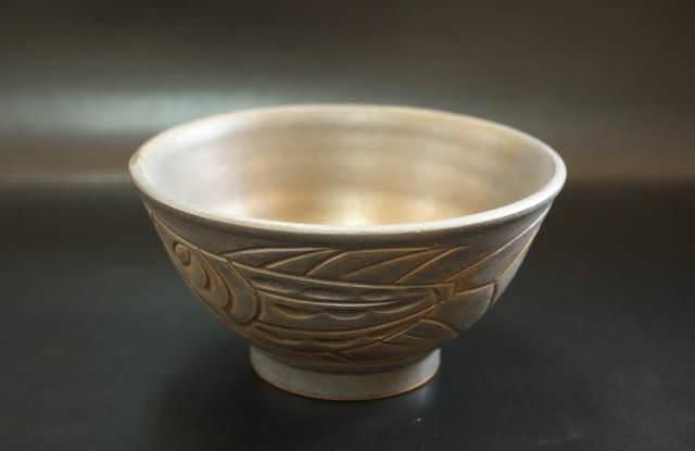 沖縄の金色の陶器やちむん 燻金色 魚紋抹茶碗 1 沖縄の金色の陶器やちむん 燻金色 魚紋抹茶碗 1