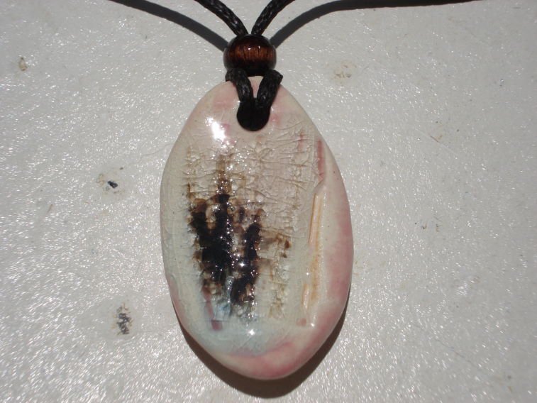 陶器と琉球ガラスのネックレス[ミドルサイズ]ヤチムン 薄ピンク色 NO-53