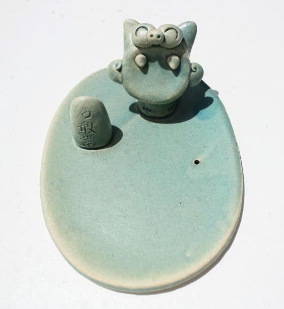 沖縄の手作り陶器 かわいいシーサーお香立て 楕円 沖縄の手作り陶器 かわいいシーサーお香立て 楕円