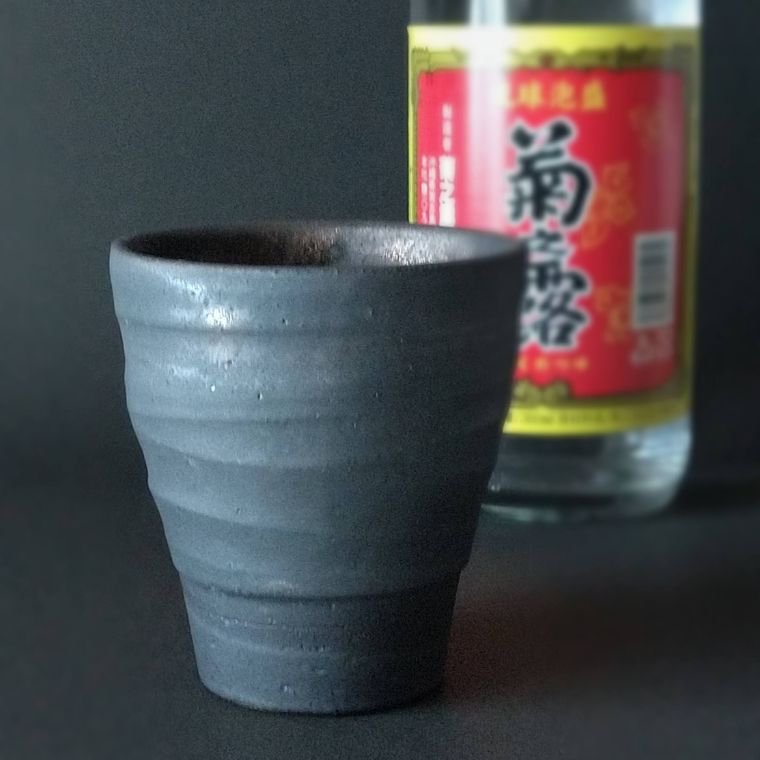 ぐい呑 酒器 沖縄陶器やちむん ゴールド＆ブラック 1ケ 黒色 ギフトボックス付き [一点物の器]NO-2