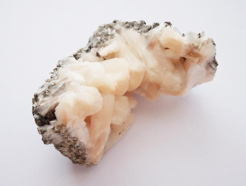 ピンクスティルバイト/束沸石(母岩付き) ～天使の羽～ 原石1点もの