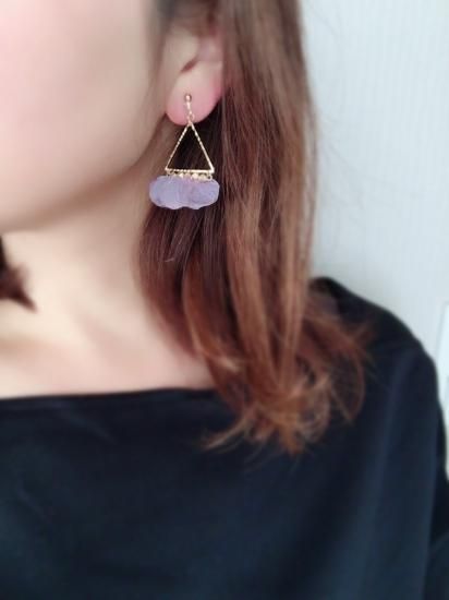 トライアングル花びらピアス ダルパープル アヴェック ラ フルール トライアングル花びらピアス ダルパープル アヴェック ラ フルール