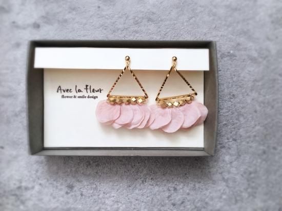 トライアングル花びらピアス ダルピンク アヴェック ラ フルール トライアングル花びらピアス ダルピンク アヴェック ラ フルール