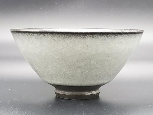 白氷裂貫入釉茶碗（小） - 大きな手「手作りのぬくもりあふれる
