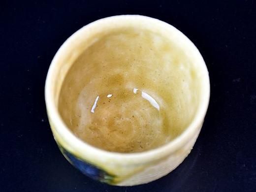 黄瀬戸 秋草文 ぐい呑み① - 大きな手「手作りのぬくもり 黄瀬戸 秋草文 ぐい呑み① - 大きな手「手作りのぬくもり