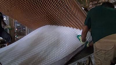 ラテックス工場、金型からラテックスをはずす