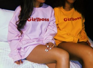 【Girlboss】ロゴプルオーバー