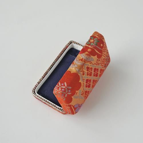 三味線のバチと駒1個＆ポーチ(ケース代用品)。 三味線のバチと駒1個＆ポーチ(ケース代用品)。