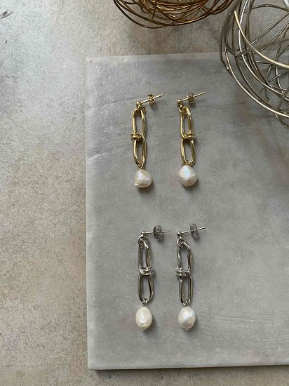 <img class='new_mark_img1' src='https://img.shop-pro.jp/img/new/icons13.gif' style='border:none;display:inline;margin:0px;padding:0px;width:auto;' />baroque pearl pierce