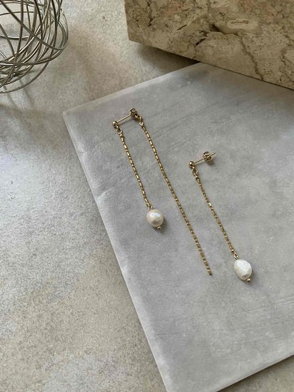 <img class='new_mark_img1' src='https://img.shop-pro.jp/img/new/icons13.gif' style='border:none;display:inline;margin:0px;padding:0px;width:auto;' />baroque pearl asymmetry pierce