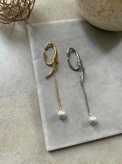 <img class='new_mark_img1' src='https://img.shop-pro.jp/img/new/icons13.gif' style='border:none;display:inline;margin:0px;padding:0px;width:auto;' />long  chain pearl ear cuff