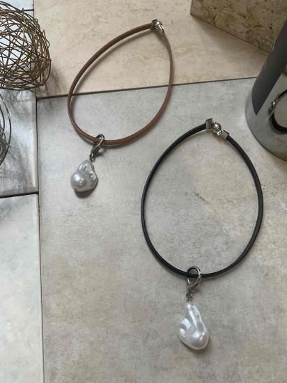 <img class='new_mark_img1' src='https://img.shop-pro.jp/img/new/icons15.gif' style='border:none;display:inline;margin:0px;padding:0px;width:auto;' />leather pearl choker