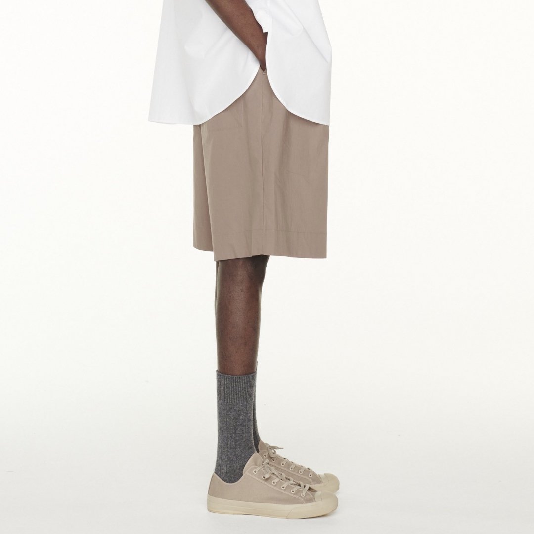 STUDIO NICHOLSON<br />ROMI SHORT PANTS IN CLAY