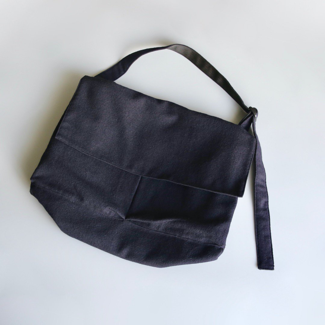 ERA.<br />SHUKUJU WOOL NO MESSENGER BAG