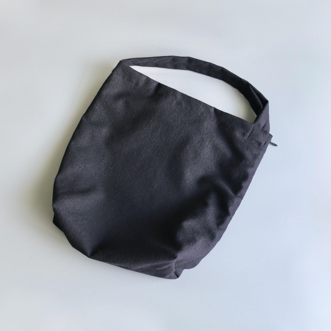 ERA.<br />SHUKUJU WOOL PIPE BAG