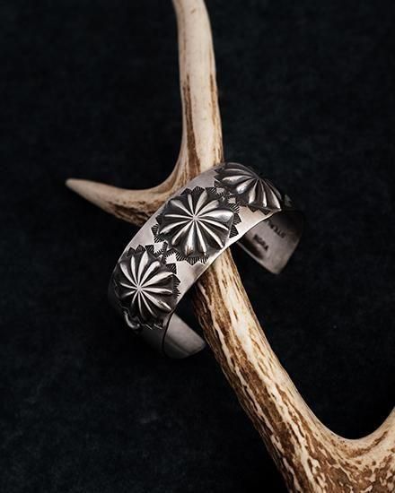 Indian Jewelry】Navajo『NORA TAHE』Stamped Wide Bangle