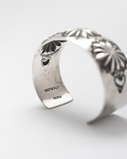 インディアンジュエリー　Nora作　Sterling silver バングル インディアンジュエリー ナバホ族 NORA TAHE ノラ・タヘイ氏作