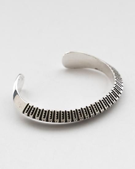 Navajo Lyle Secatero スタンプワーク トライアングルバングル Indian Jewelry】Navajo『Lyle Secatero』Triangle Stamp Bangle ③