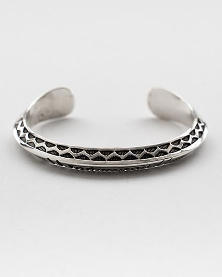 Navajo Lyle Secatero スタンプワーク トライアングルバングル Indian Jewelry】Navajo『Lyle Secatero』Triangle Stamp Bangle ②
