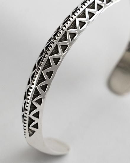 Indian Jewelry】Navajo『Lyle Secatero』Triangle Stamp Bangle ①