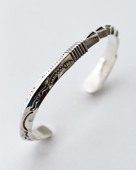 Indian Jewelry】Navajo『Jennifer Curtis』 Stamped Silver Bangle