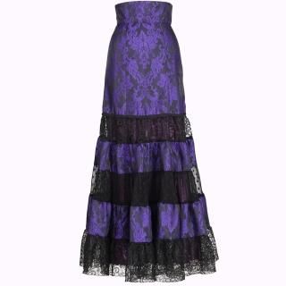 洗練のフラメンコ衣装は、MariQuita で。