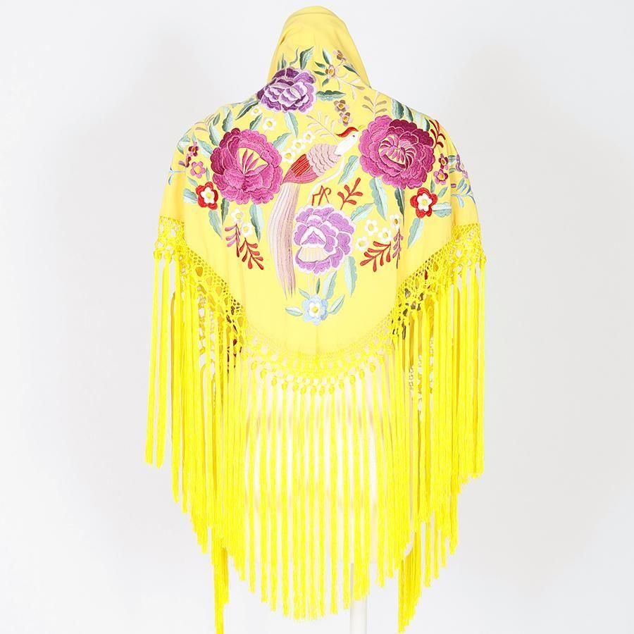 フラメンコ用マントンや、シージョはMariQuitaで。